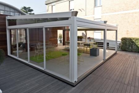 Veranda in alluminio bianco con pergola integrata su terrazza in legno