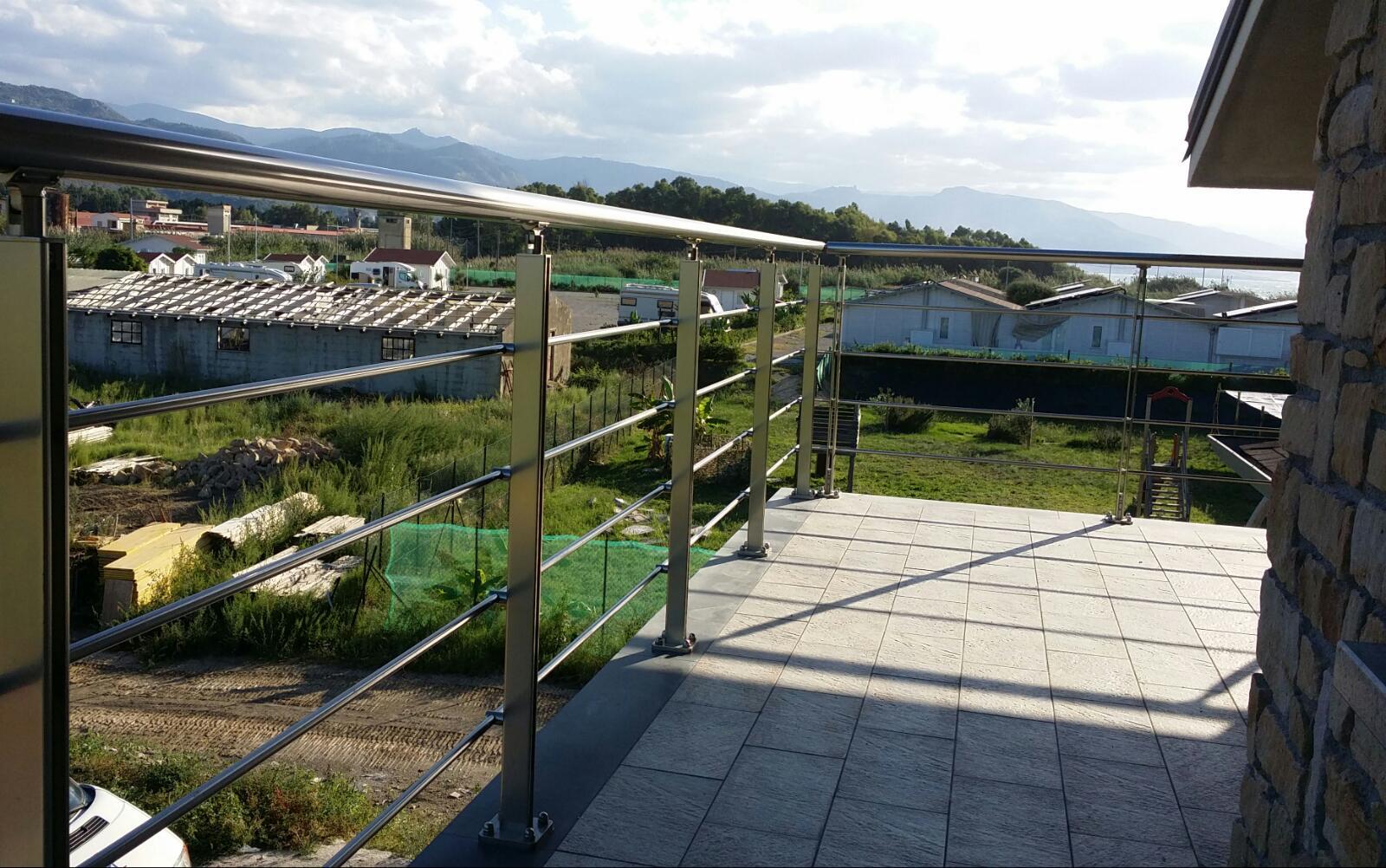 Ringhiera in acciaio inox satinato con corrimano tondo su terrazza panoramica