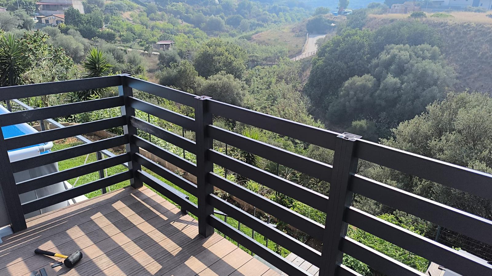 Parapetto in alluminio antracite a doghe orizzontali su terrazza panoramica