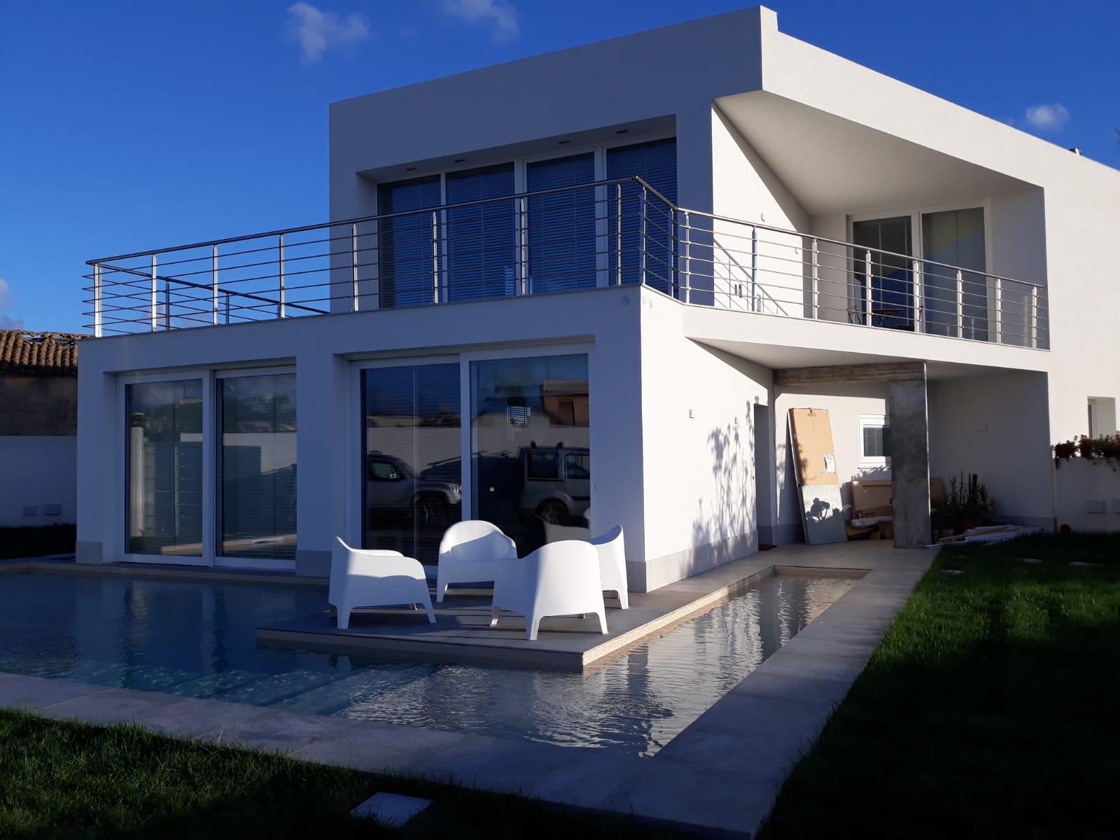 Villa moderna con ringhiere in acciaio inox su balcone e terrazzo