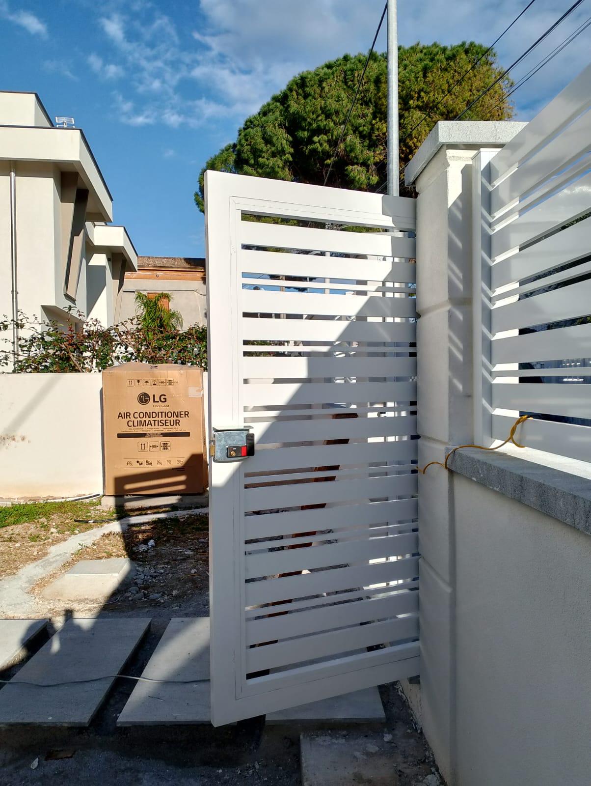 Cancello pedonale in alluminio bianco con doghe orizzontali e serratura elettrica